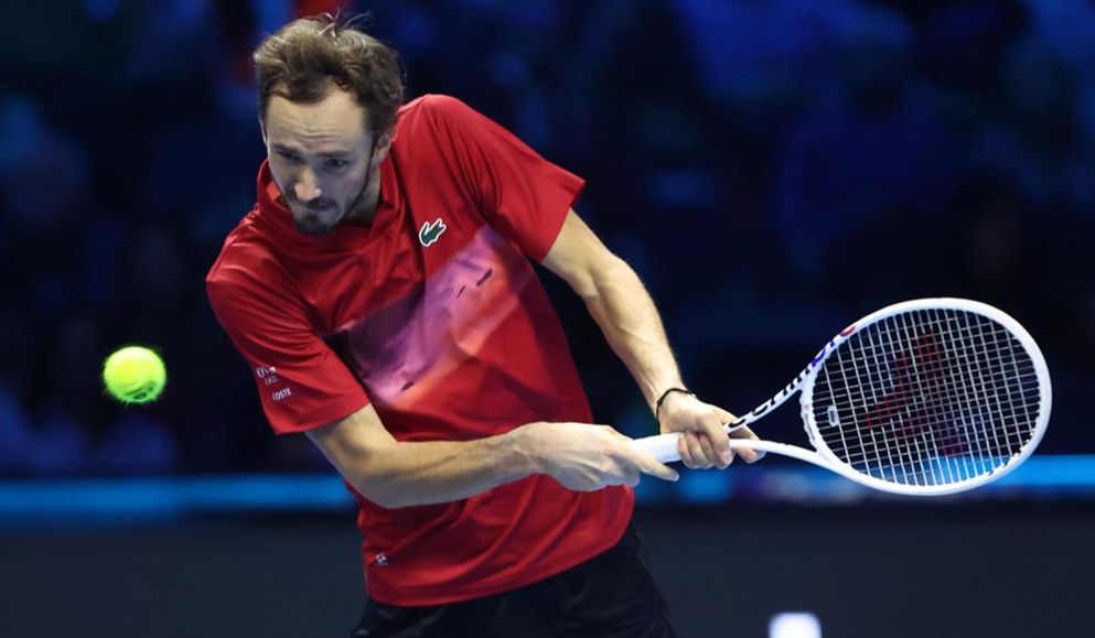 Медведев вышел в четвертьфинал «Мастерса» в Париже, одержав волевую победу над испанцем Сонего