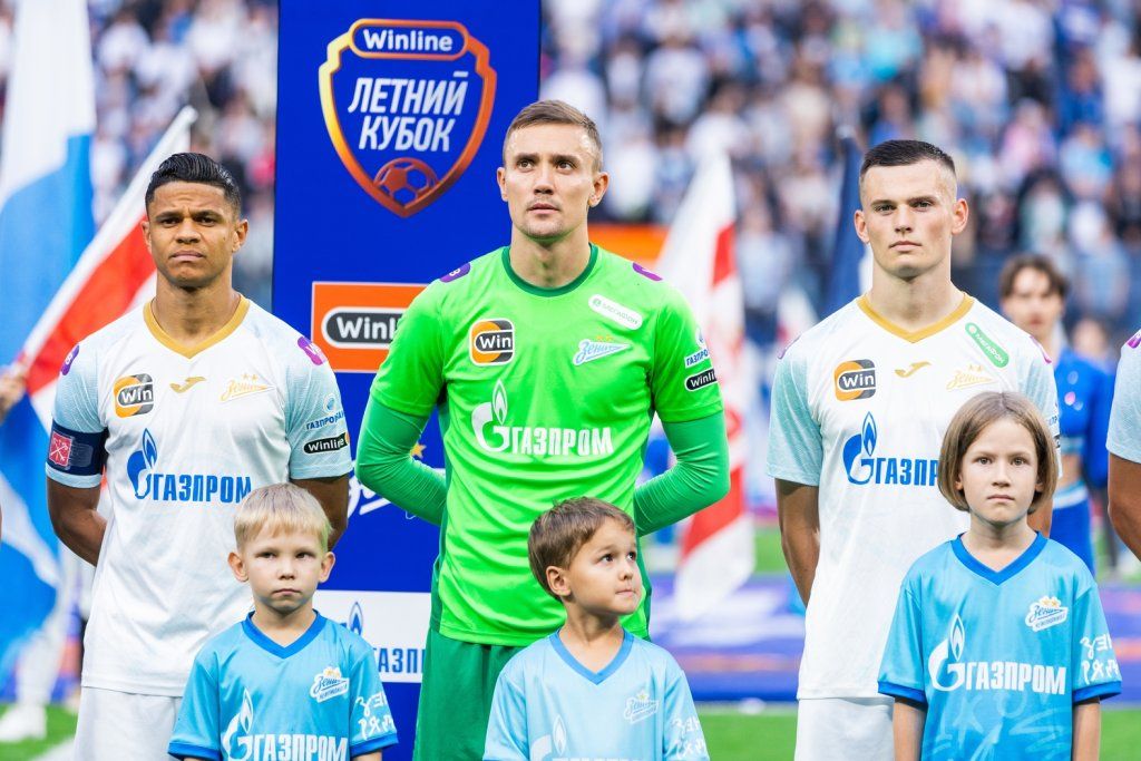 Сергей Волков (справа)