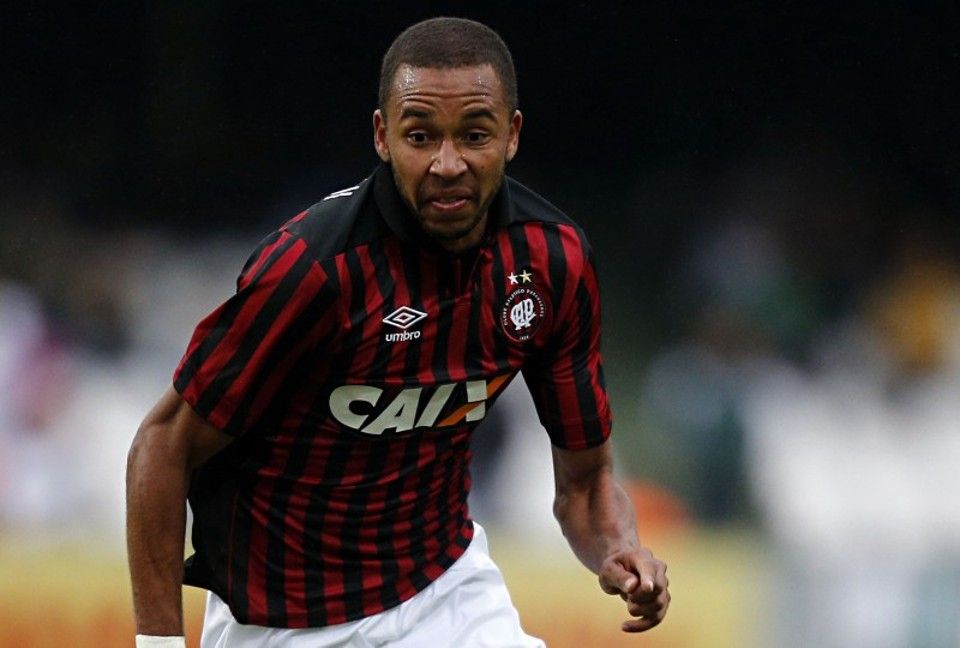 Внимание «Зенита» привлек хавбек «Атлетико Паранаэнсе» Внимание «Зенита» привлек хавбек «Атлетико Паранаэнсе»