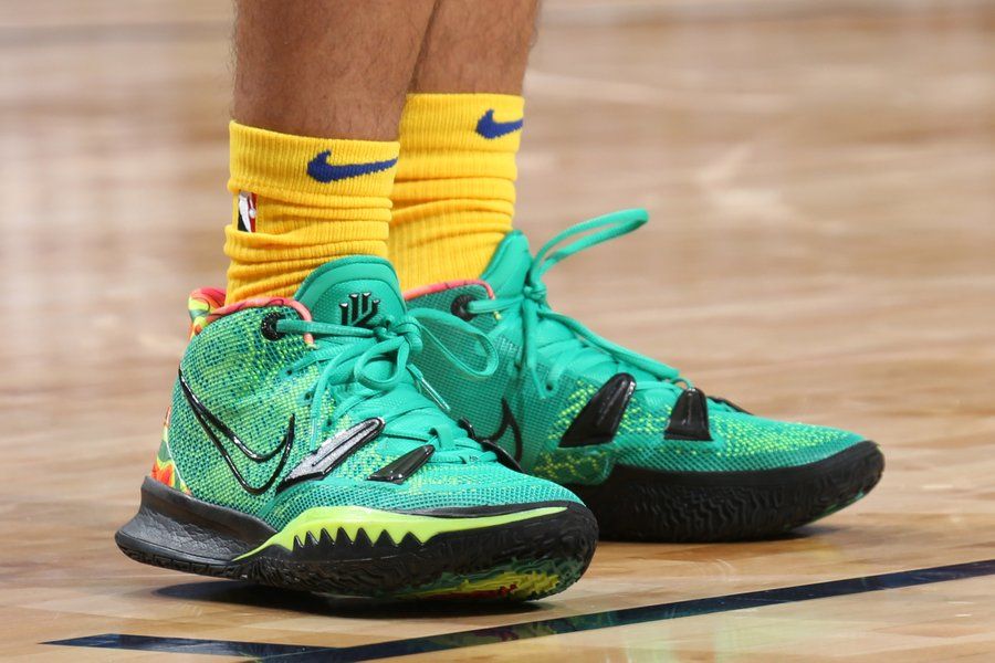 Игроки клуба НБА сыграли в желтых носках в поддержку Украины