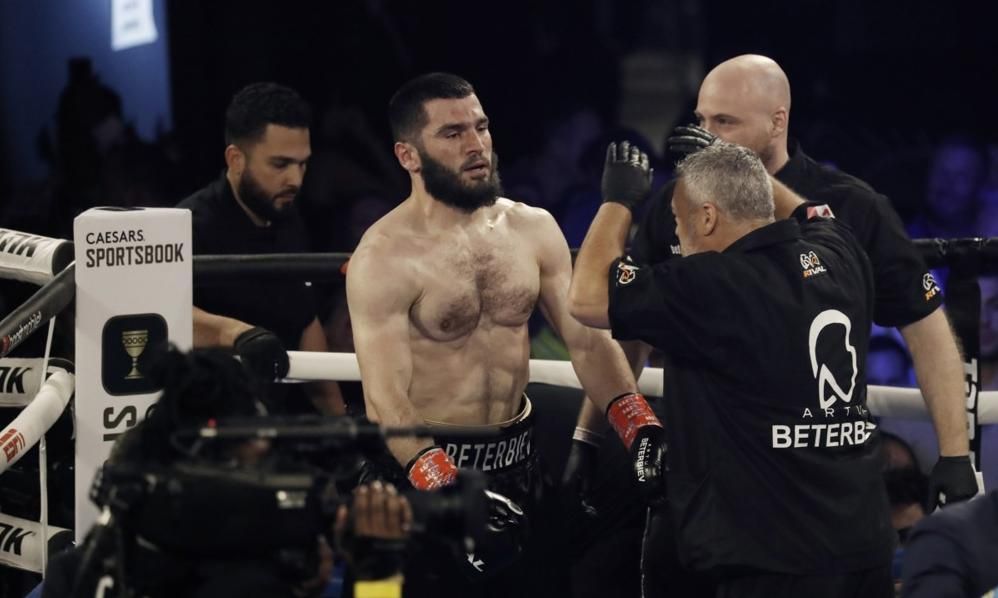 Поединок Бетербиева и Смита перенесен на 13 января 