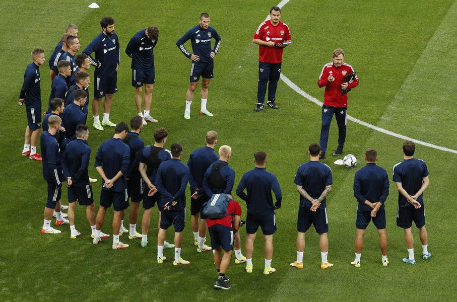 Футболисты и тренеры сборной России помогли тяжелобольному мальчику из Казани