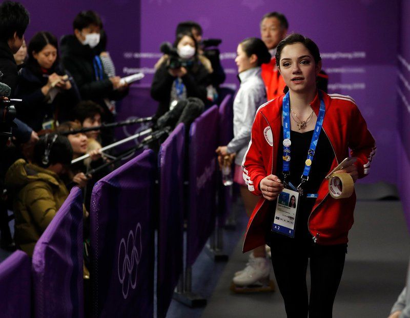 Чемпионка мира Евгения Медведева:  С Алиной мы друзья, но на Олимпиаде идет небольшая война