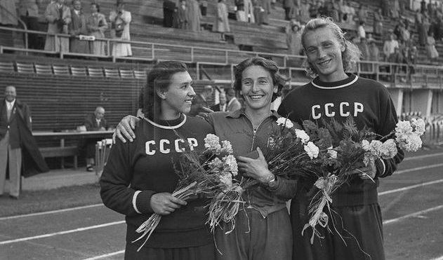 Триумфаторы Дохи уступают мировым рекордсменам 30-летней давности по пять-шесть метров в секторах. С чем это связано