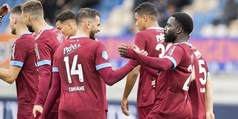 «Витесс» обыграл «Валвейк» и поднялся на третье место в чемпионате Голландии «Витесс» обыграл «Валвейк» и поднялся на третье место в чемпионате Голландии