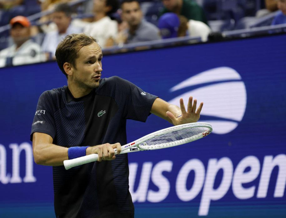 Медведев вышел в третий круг US Open, чтобы сыграть с китайцем