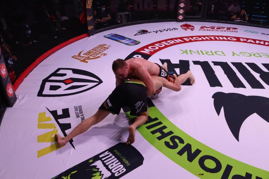 BY поддержал международный турнир по смешанным боевым единоборствам в Москве