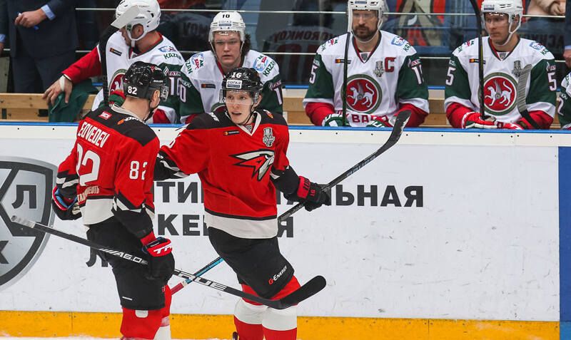 Действующий обладатель Кубка Гагарина позорно проиграл первый матч. «Авангард» повел благодаря голкиперу