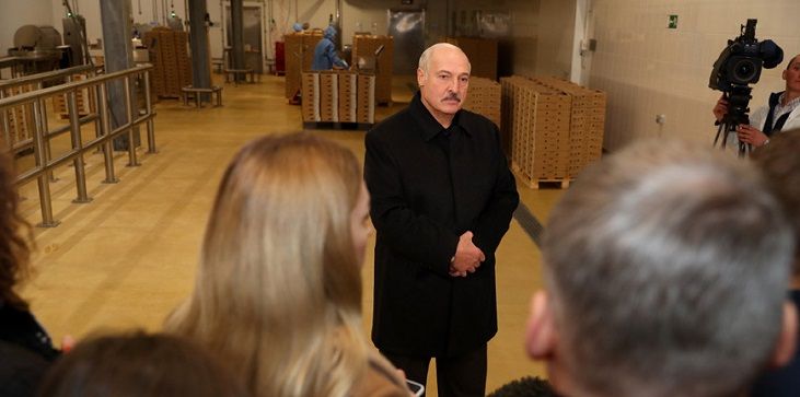 Президент Беларуси Александр Лукашенко: В Москве пропуск выписывают, чтобы выйти из дома, а у нас курсанты ходят на хоккей