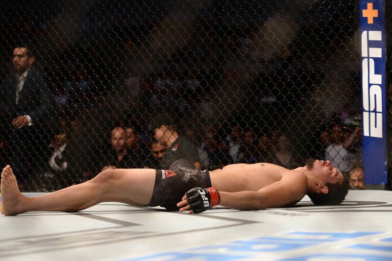 Страшный нокаут на турнире UFC: слабонервным лучше не смотреть!