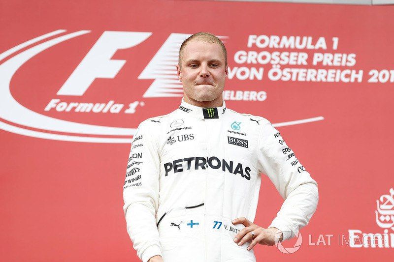 Боттас победил в Бразилии, Хэмилтон потерпел аварию