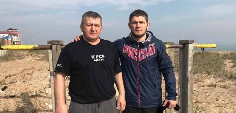 Отцу Хабиба стало хуже, Нурмагомедова спецбортом привезли в Москву