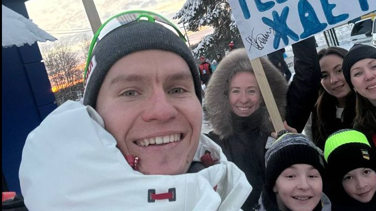 Александр Большунов выиграл гонку на 10 км классическим стилем на чемпионате России