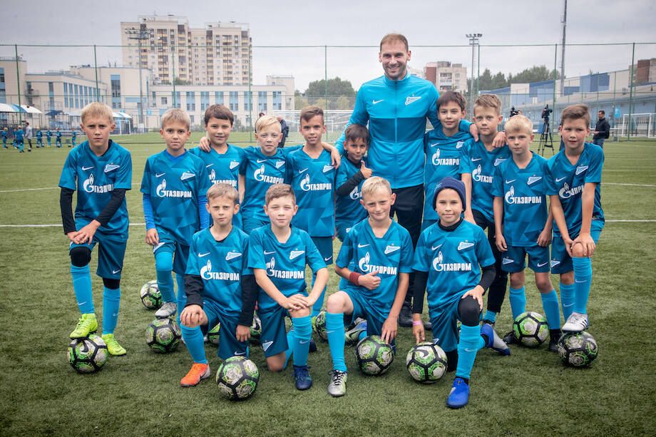 Ракицкий и Иванович встретились с победителями «Большого фестиваля футбола»