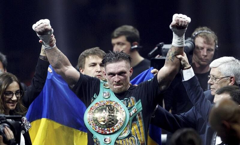 Бой Усика и Чисоры перенесут из-за травмы украинца