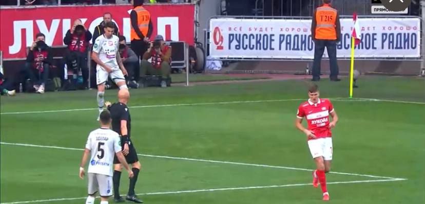 Виллиан Роша показывает судьям, что показал ему Александр Соболев