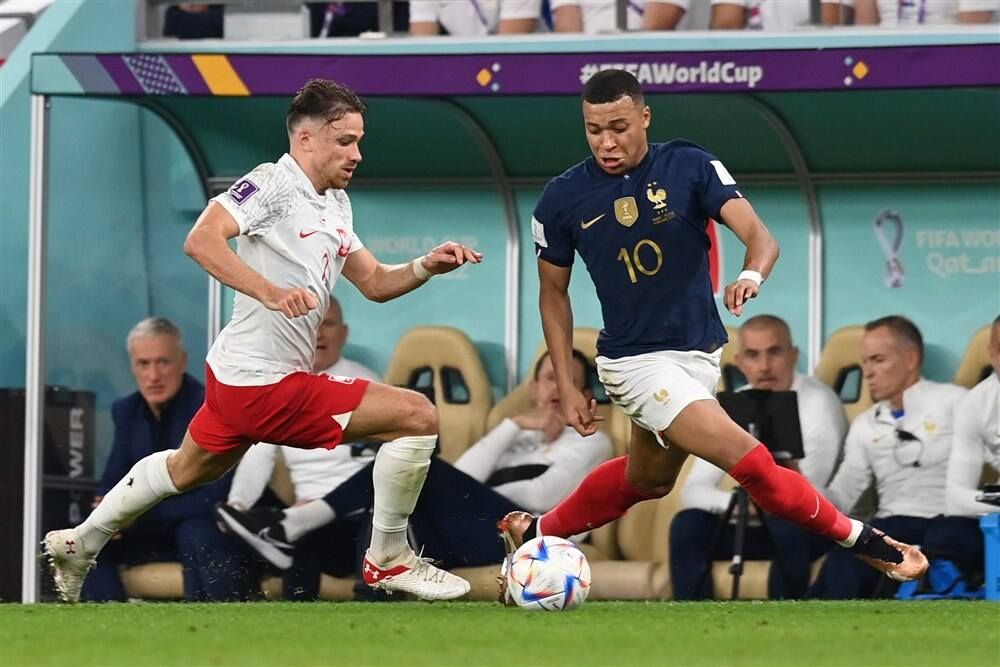 Футболист сборной Польши рассказал, кто сможет остановить Мбаппе