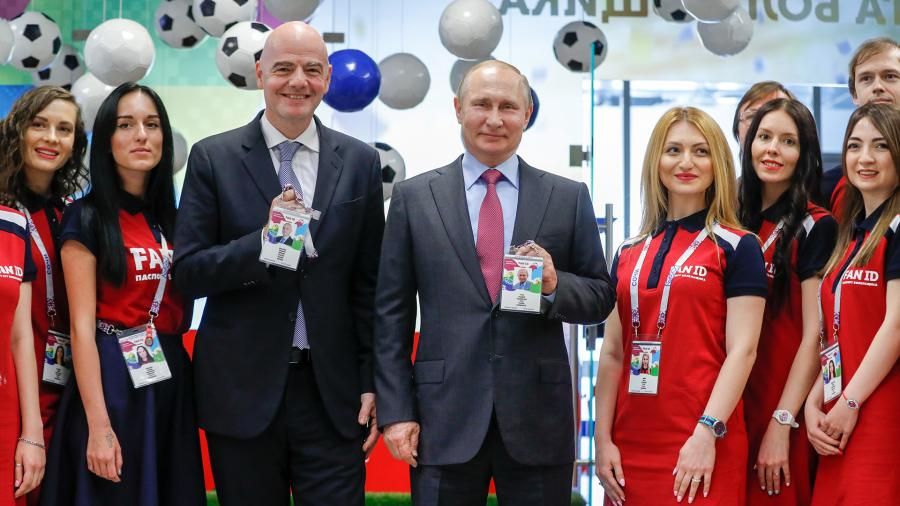 Путин и Инфантино получили паспорта болельщиков в Сочи
