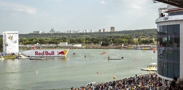 На Red Bull Flugtag петербуржцы попробуют посадить Жан-Клода Ван Дамма на шпагат