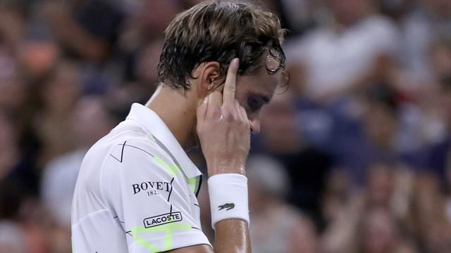Медведев показал болельщикам на US Open средний палец и поблагодарил их за поддержку