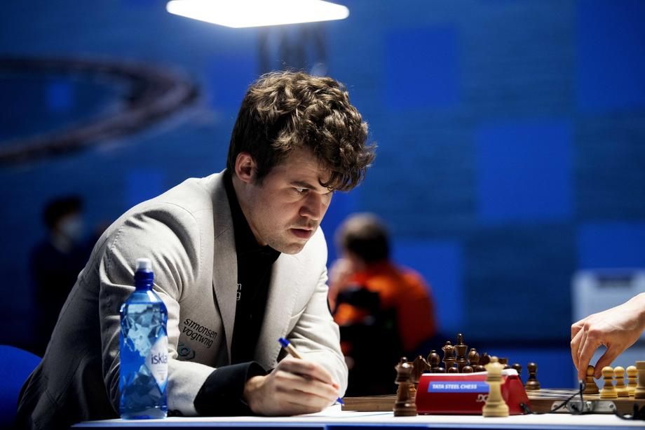 Чемпион мира Магнус Карлсен отказался играть с россиянином Непомнящим за корону