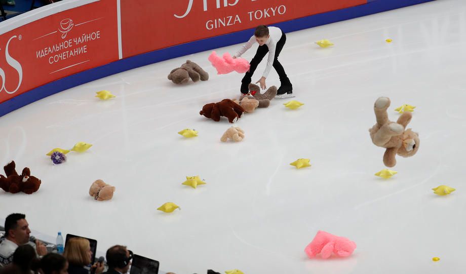 Медведева разорвала фанатов Загитовой, Ханю стал манекеном. ISU Skating Awards – абсурд?