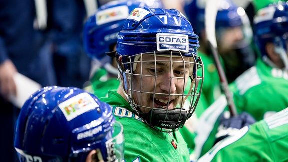 Антон Бурдасов остается в КХЛ