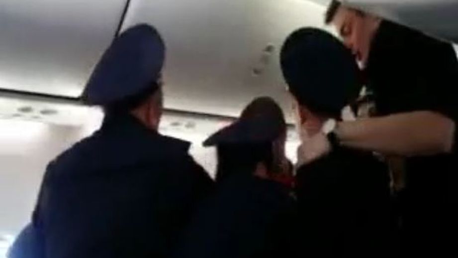 Волейболиста «Факела» сняли с рейса за то, что он сел на чужое место