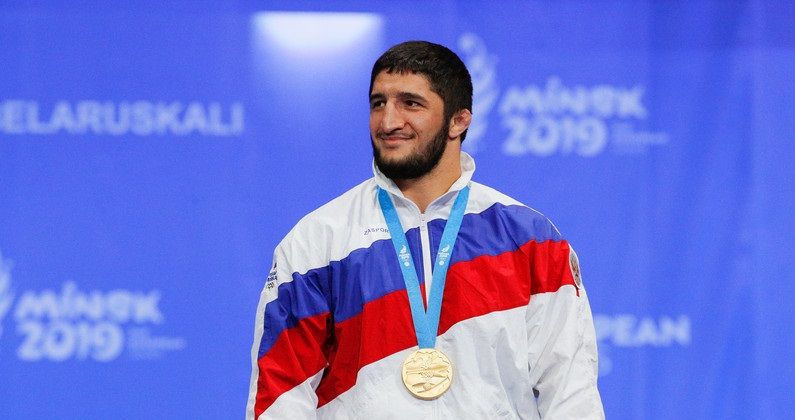 Танк Садулаев привез продукты нуждающимся семьям