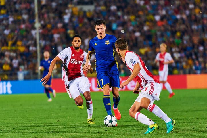 Из-за выброшенного на поле банана «Ростов» может провести матч с «Атлетико» без зрителей Из-за выброшенного на поле банана «Ростов» может провести матч с «Атлетико» без зрителей