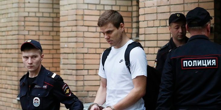 Уткин – о торгах клубов РПЛ за Кокорина: Самый знаменитый его удар – стулом по человеку с близкого расстояния Уткин – о торгах клубов РПЛ за Кокорина: Самый знаменитый его удар – стулом по человеку с близкого расстояния