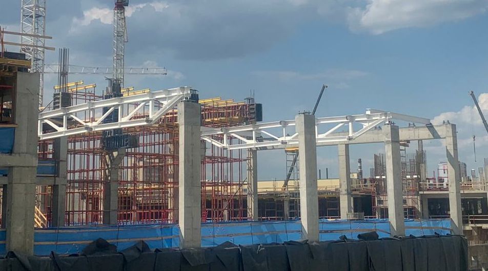 На площадке «СКА Арены» начали монтаж первых металлоконструкций