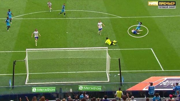 Клаудиньо сбивают в штрафной, но судья не назначает пенальти