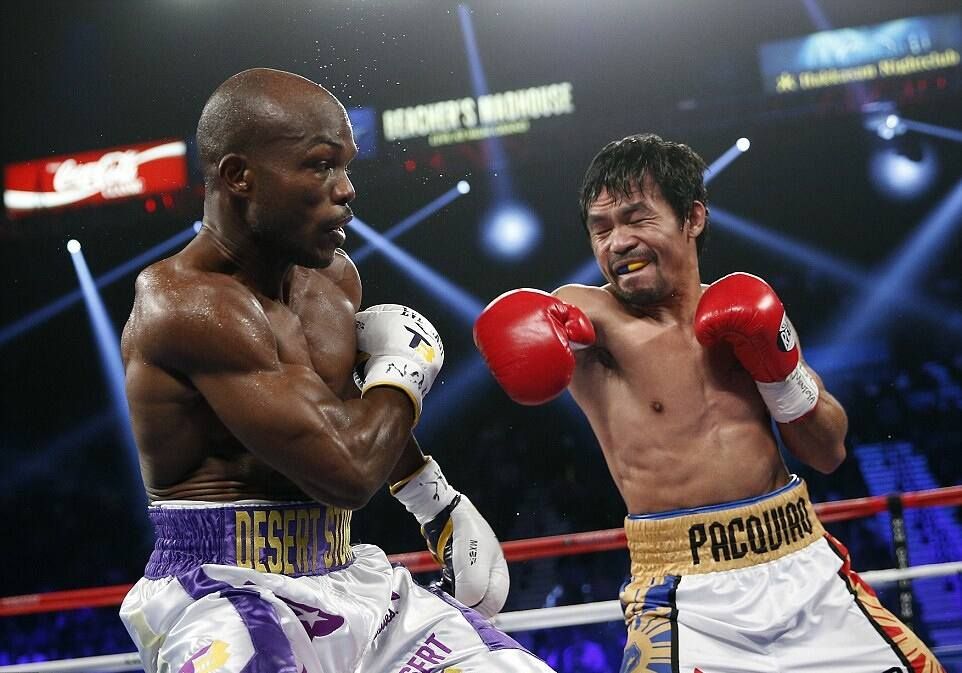 Мэнни Пакьяо по очкам победил Тимоти Брэдли и объявил о завершении карьеры