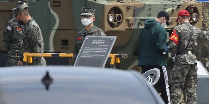 Нашествие корейских фанатов на военную базу. Они не послушались своего кумира