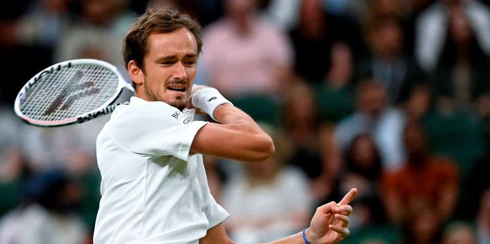 Медведев не смог пробиться в четвертьфинал Уимблдона