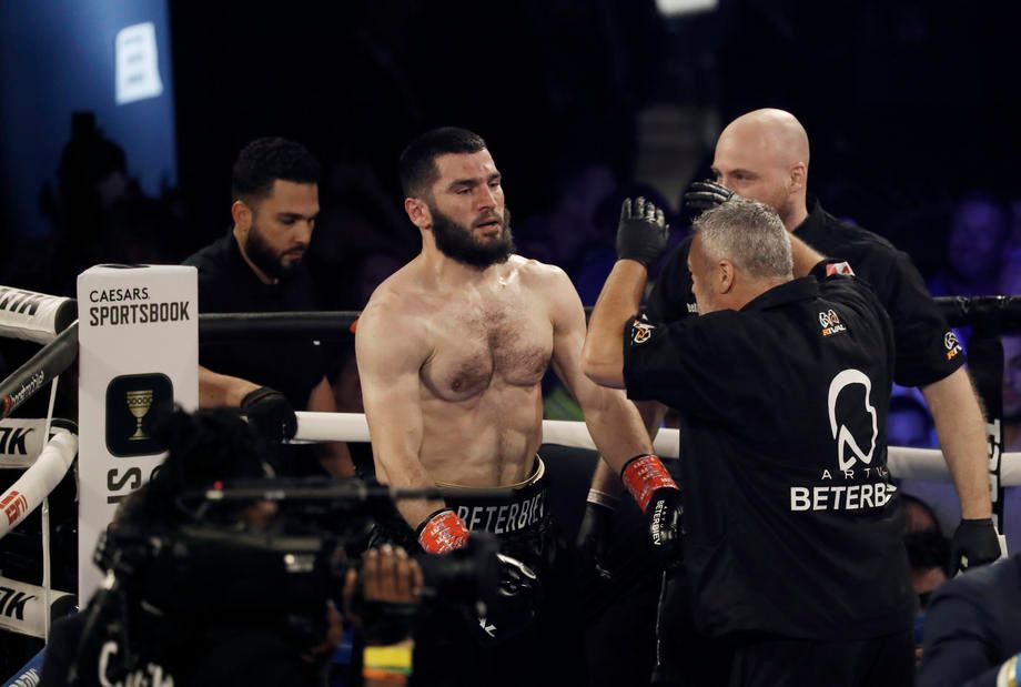 Титульный бой с участием россиянина Бетербиева пройдет 28 января в Лондоне Титульный бой с участием россиянина Бетербиева пройдет 28 января в Лондоне