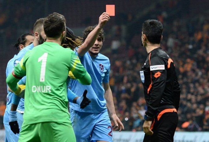 «Трабзонспор» будет продавать футболки с изображением футболиста, показывающего красную карточку арбитру