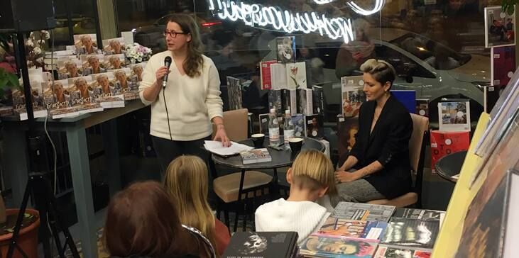 «Твоя мама написала отличную книгу»: презентацию «Близости» Анны Семак посетили главный тренер «Зенита» и двое их детей