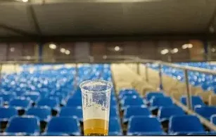 Тарасова против возвращения пива на стадионы: Нашему народу нельзя ничего пить, кроме лимонада