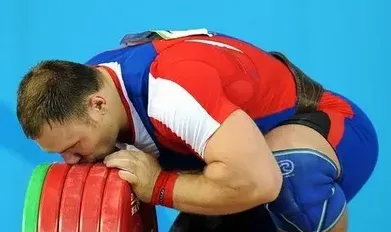 Российских тяжелоатлетов допустили к соревнованиям с флагом и гимном