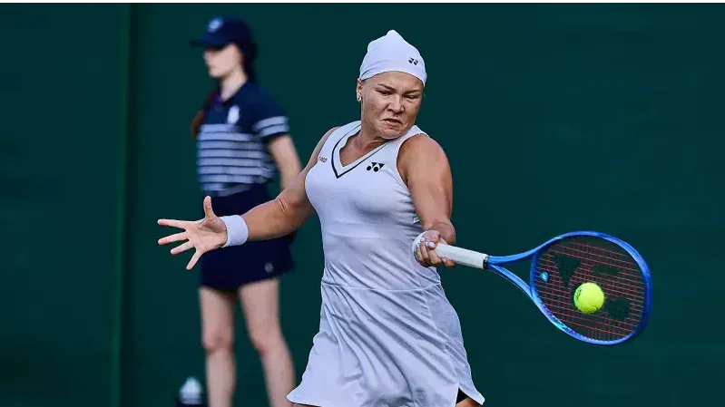 Шнайдер обыграла Хвалиньскую и сыграет с Рыбакиной в 1/8 финала WTA-1000 в Цинциннати