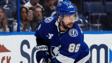 Никита Кучеров вышел на первое место в гонке бомбардиров НХЛ, обойдя звездных канадцев