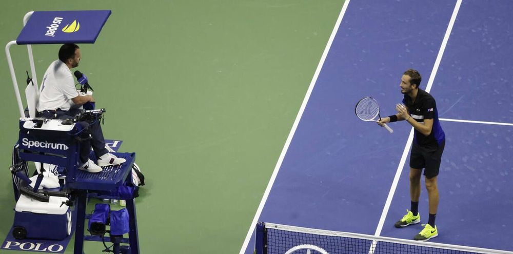 «Я же убил кого-то, да?» Медведев поссорился с судьями в полуфинале US Open