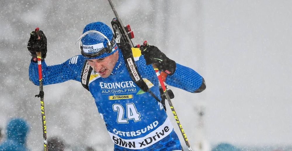 «Улучшаю свои стрелковые навыки». Чемпион мира провел тренировку в костюме динозавра (ВИДЕО)