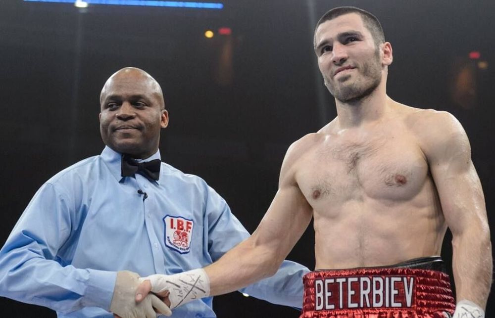 Артур Бетербиев защитил титул чемпиона мира по версии IBF, побывав в нокдауне по ходу боя