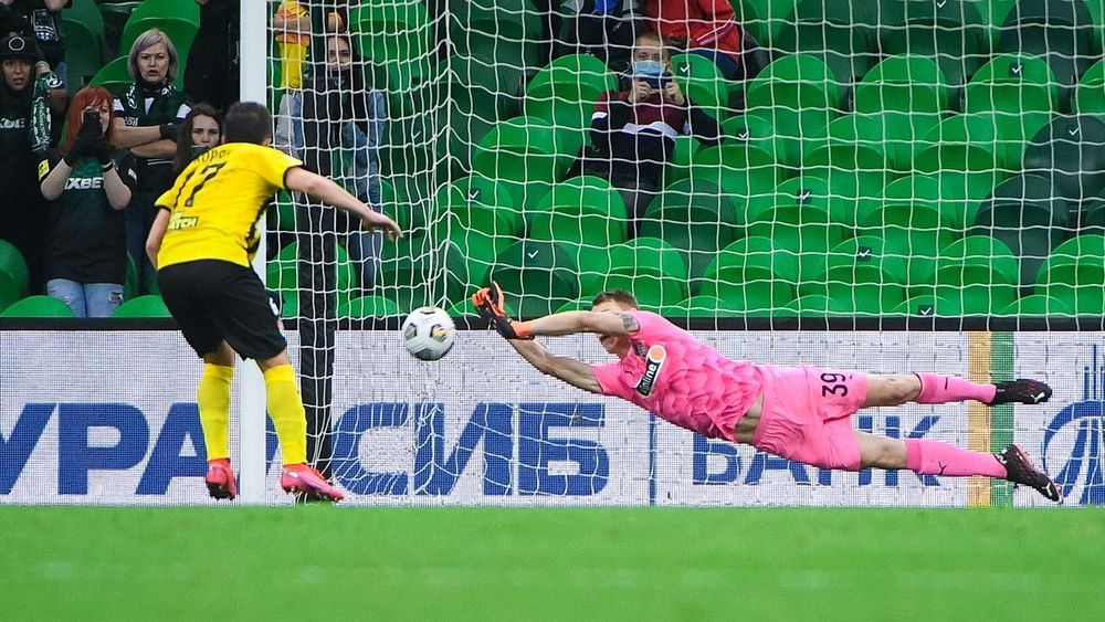 Сафонов избежал серьезной травмы в матче с «Нюрнбергом»