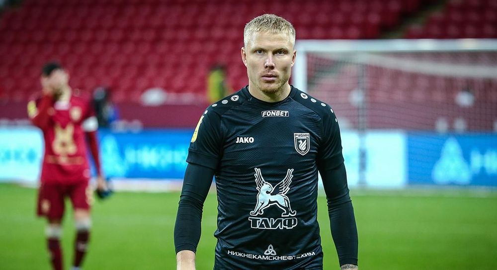 Болельщик «Факела» сделал подкат против вратаря «Рубина» Дюпина