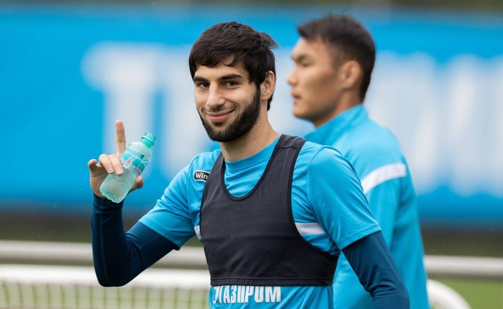 Дедушка Адамова опроверг информацию о переходе Арсена из «Зенита» в «Сочи» Дедушка Адамова опроверг информацию о переходе Арсена из «Зенита» в «Сочи»