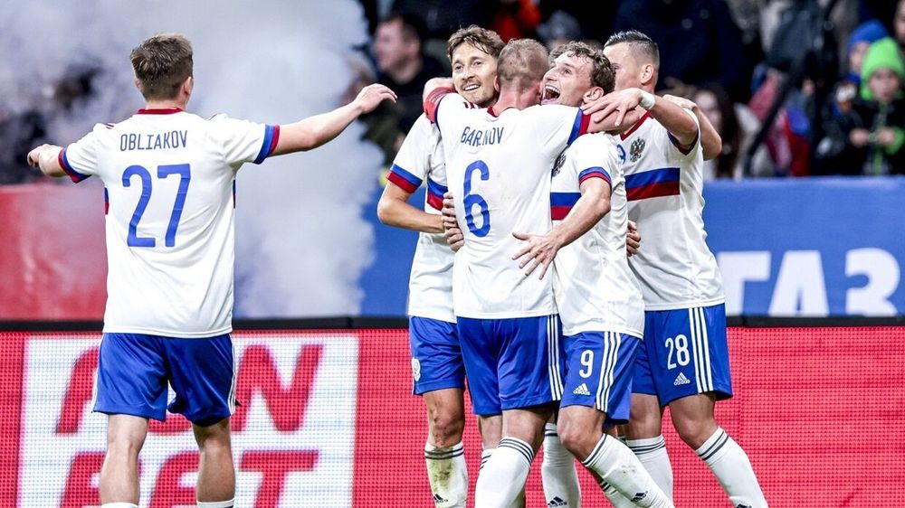 Сборная России наконец-то провела матч с флагом и гимном. Болельщикам устроили настоящий праздник в Москве Сборная России наконец-то провела матч с флагом и гимном. Болельщикам устроили настоящий праздник в Москве